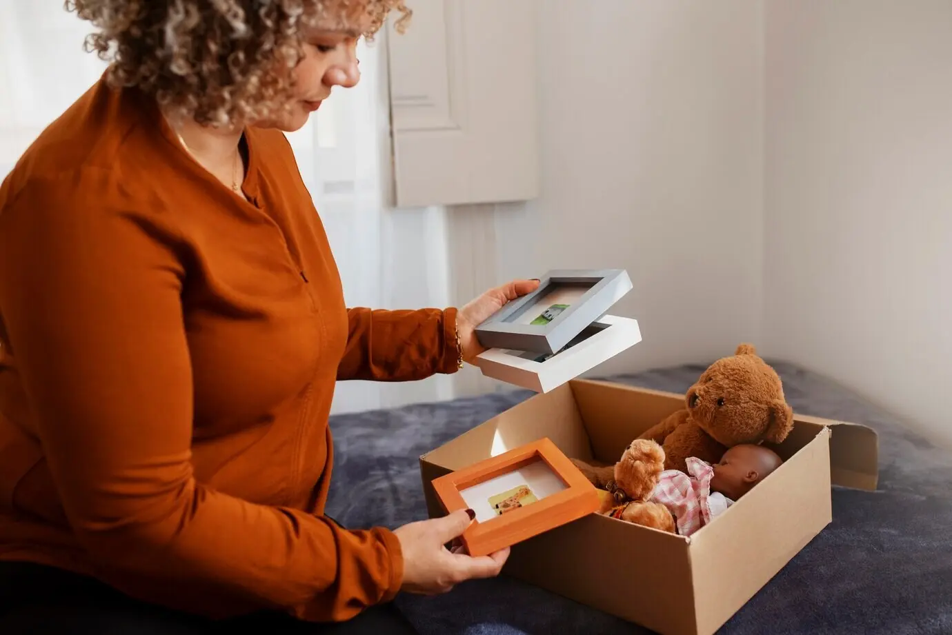 Женщина в профиль со старыми предметами.