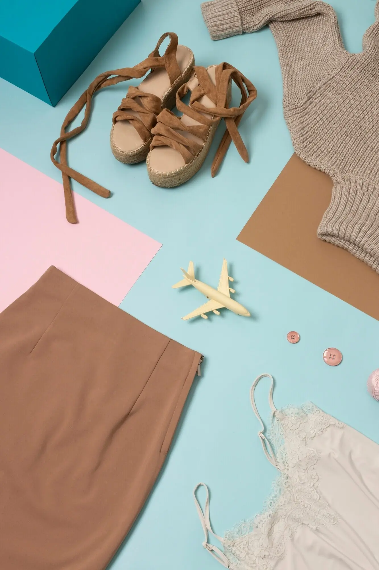 Натюрморт на тему весенней смены гардероба.