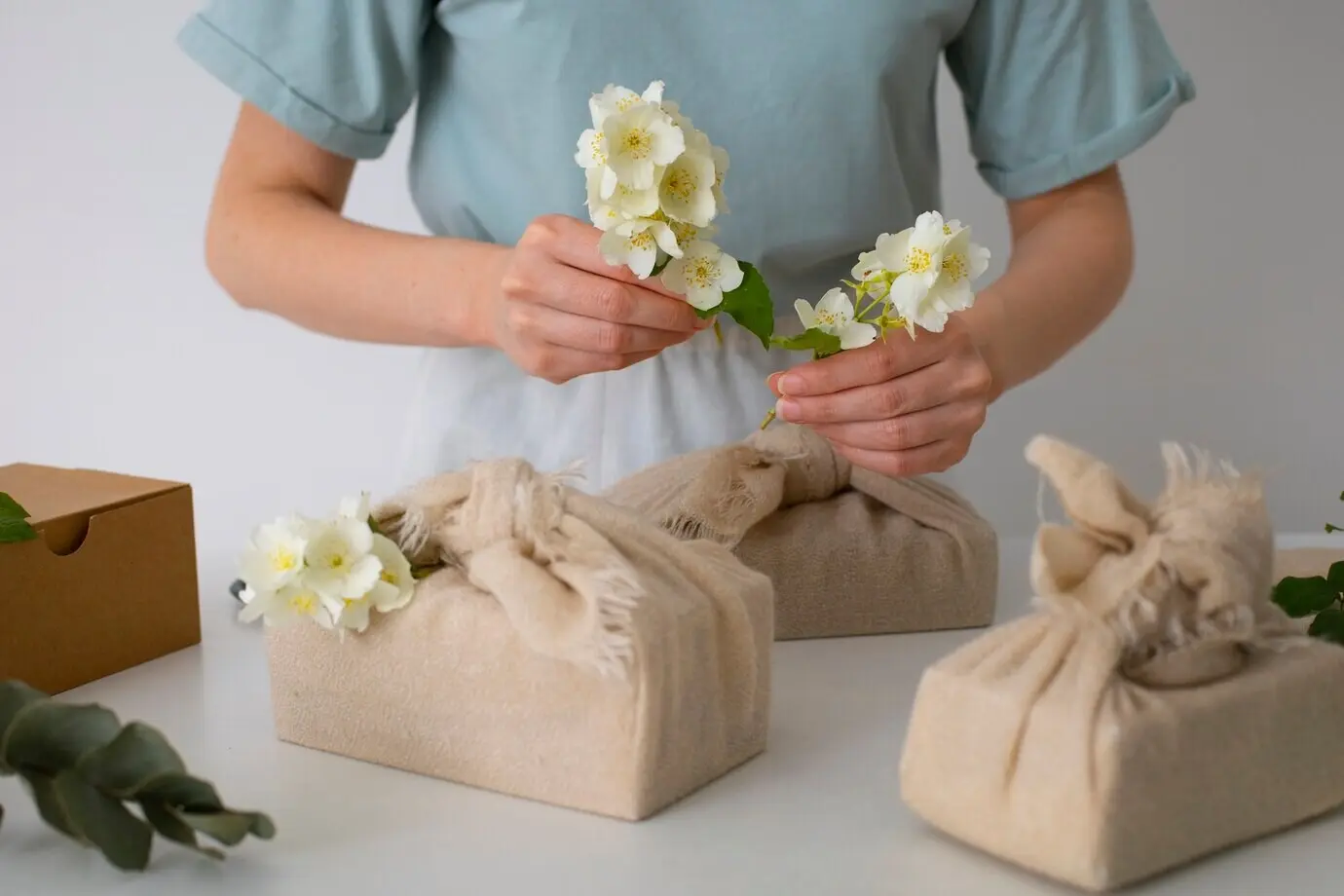 Женщина с упаковкой фуросики, вид спереди.